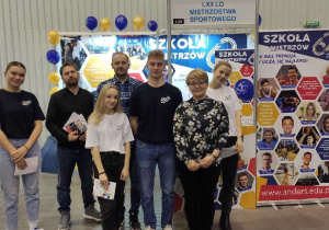 P. Małgorzata Poprawa, trenerzy: Łykasz Chmielewski i Łukasz Łoboda z młodzieżą naszej szkoły