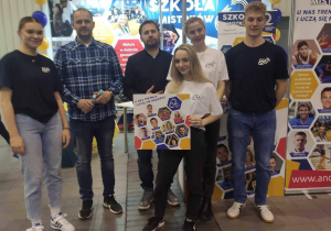 Trenerzy i młodzież reprezentujący naszą szkołę na targach edukacyjnych PERSPEKTYWY 2022