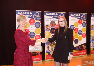 Pani Dyrektor mgr inż. Anna Szymczyk z przedstawicielką firmy Hulakula - p. Magdaleną Deptułą