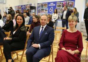 Od lewej: p. wiceburmistrz Dzielnicy Śródmiescie - Magdalena Wojciechowska, p. Burmistrz Dzielnicy Śródmieście - Aleksander Ferens, p. Dyrektor LXII LO - Anna Szymczyk