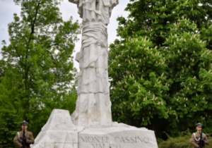 Kwiaty złożone pod pomnikiem podczas obchodów 77. rocznicy bitwy o Monte Cassino