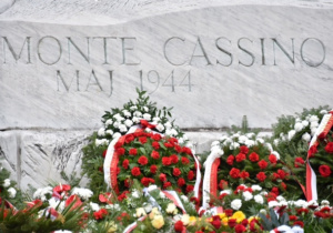 Wieńce i kwiaty złożone pod Pomnikiem Walki o Monte Cassino