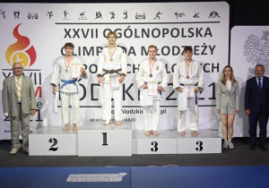 Jakub Kielesiński na podium ze złotym medalem Mistrzostw Polski Juniorów Młodszych w Judo