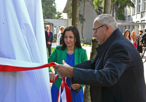 Pani Burmistrz Magdalena Wojciechowska i pan Burmistrz Wojciech Matyjasiak dokonują uroczystego przecięcia szarfy podczas odsłoniecia pomnika.