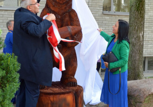 Pani Burmistrz Magdalena Wojciechowska i pan Burmistrz Wojciech Matyjasiak dokonują uroczystego odsłoniecia pomnika.