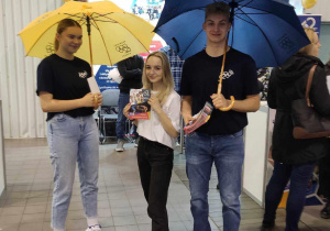 Młodzież reprezentująca naszą szkołę z jednym z najpopularnieszych naszych gadżetów - parasolem z logo szkoły